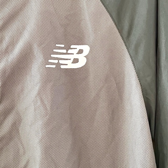 Men's New Balance Hooded Running Jacket Grey & Black Size Small - Picture 6 of 10